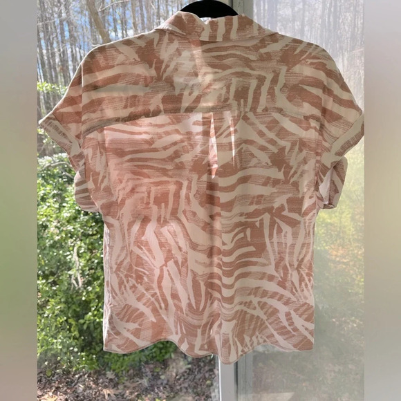 100% Lyocell Tan & White s/s cuffed blouse with collar and hidden button front - Picture 8 of 9